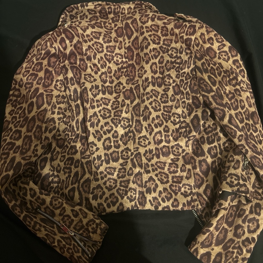 Stylish Leopard Print Leather Jacket - image 2